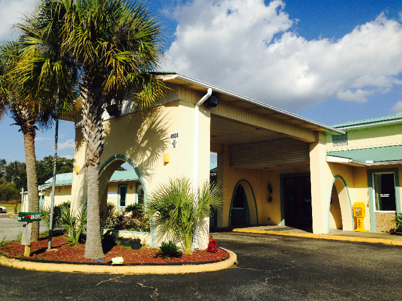 Front Entrance Garden Inn & Suites